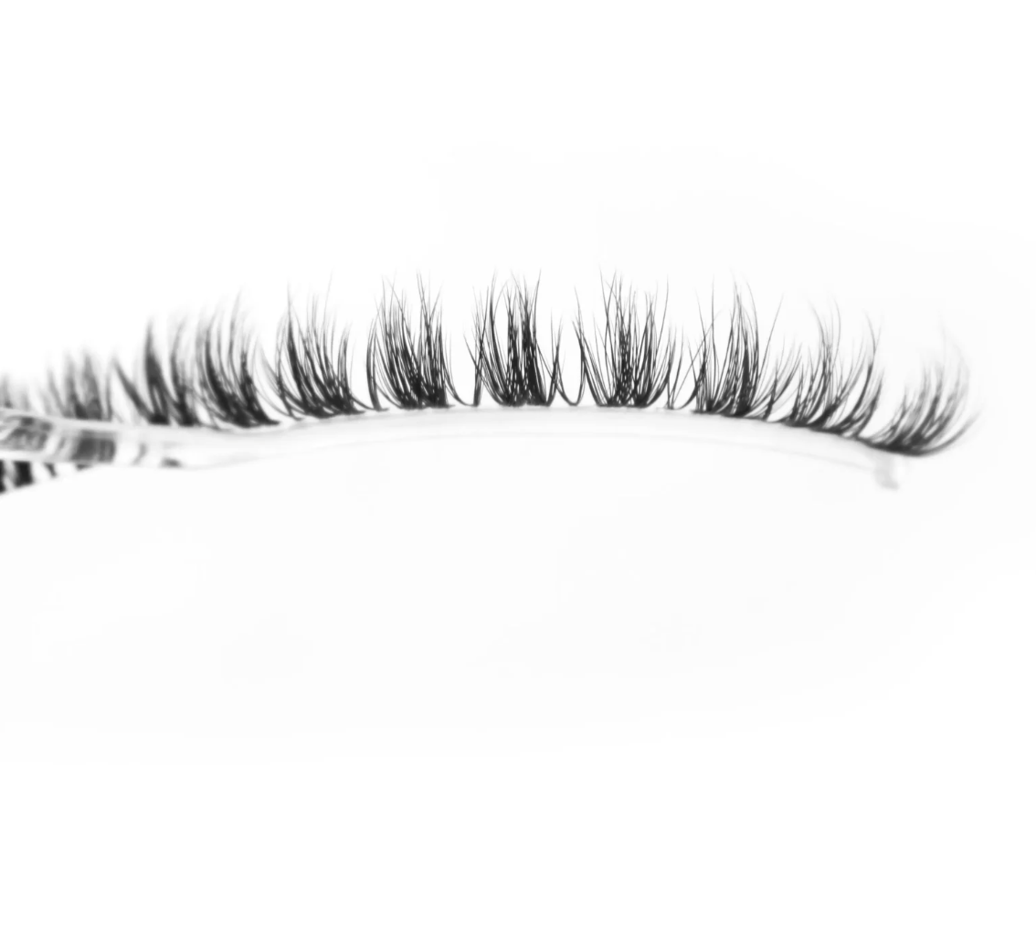 Luna Glam cluster lashes close-up